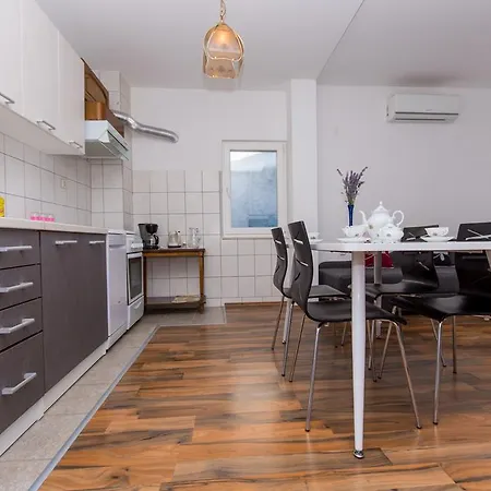 Oliana Apartment *